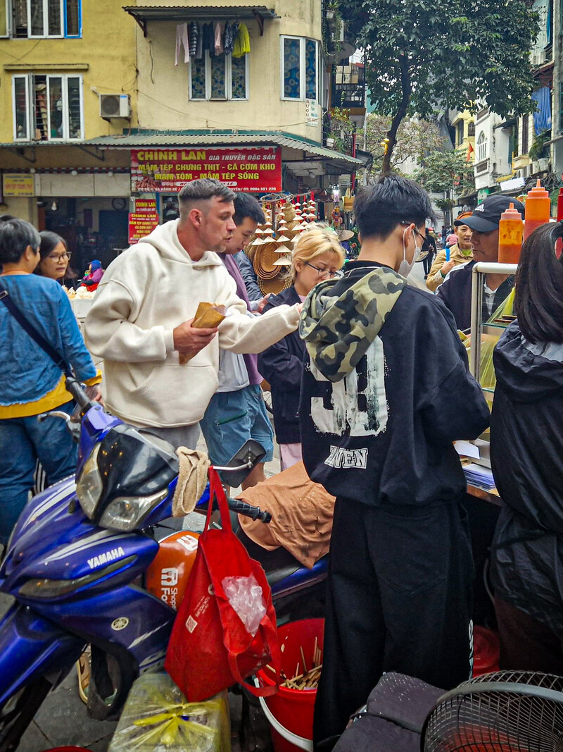 Marcell beim Streetfood in Hanoi